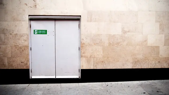 Porta de saída de emergência